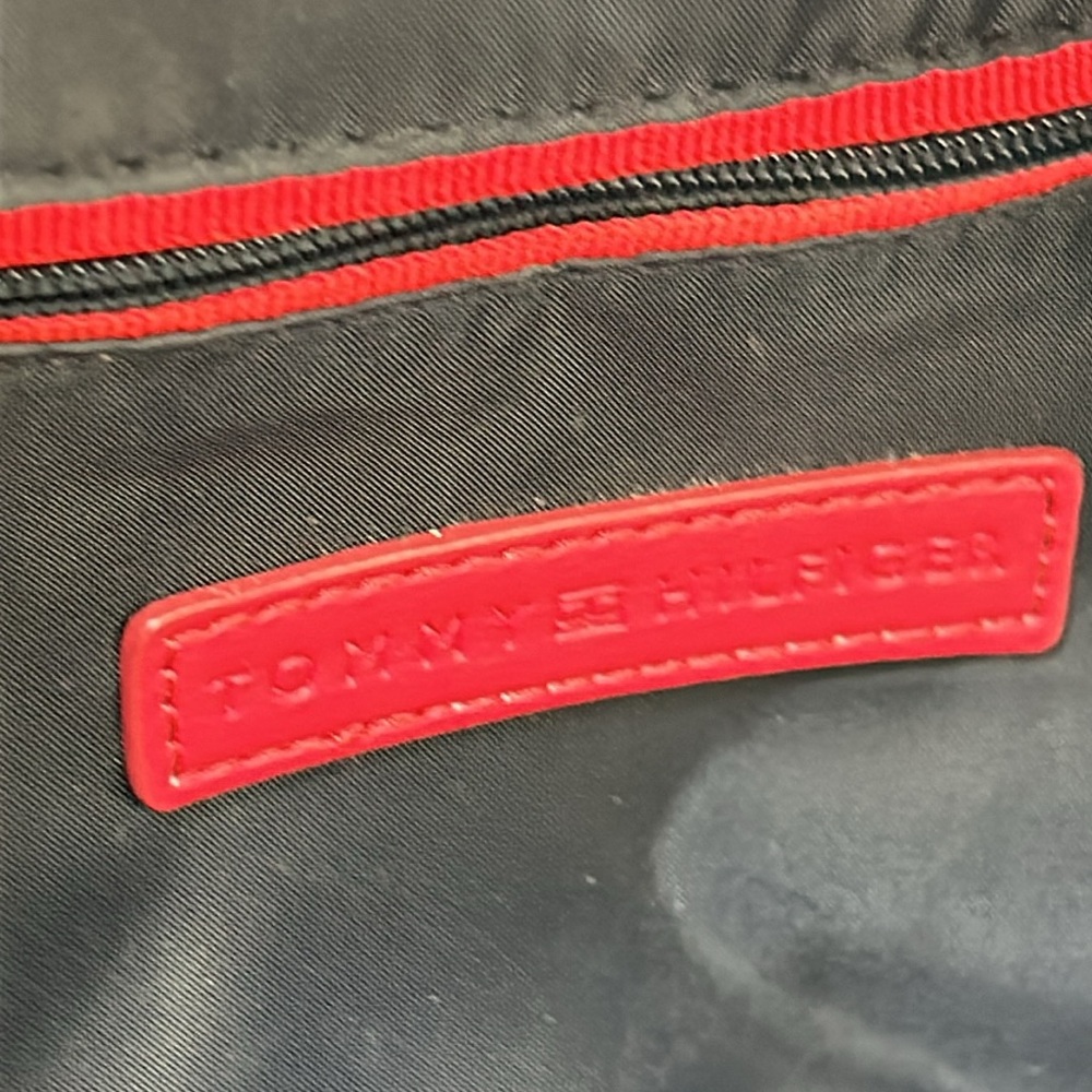 Tommy Hilfiger navy blue crossbody purse.  Zip close. Great condition. - Picture 5 of 11